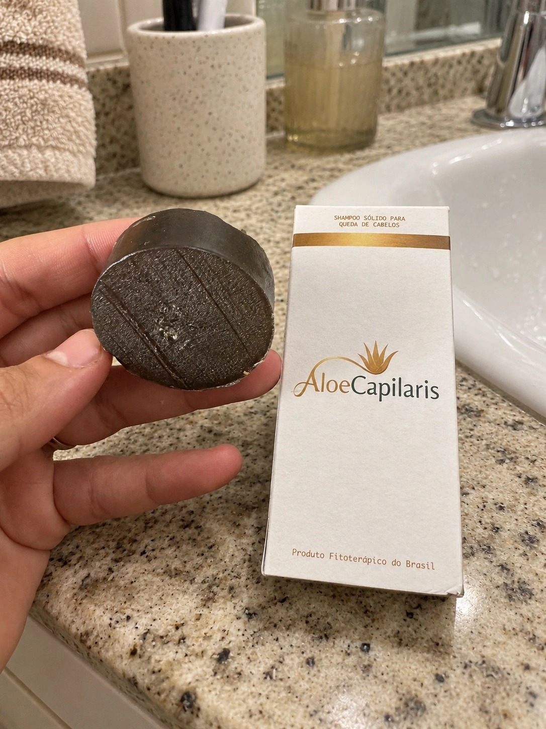 Shampoo sólido AloeCapilaris no banheiro